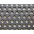 Круглая дыра с перфорированной металлической сеткой